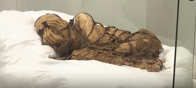 Kazmaları ipliğe takılan arkeologlar, toprağı elleriyle kazmaya başladı! Tek tek çıkarılan çocuk mumyaları dehşete düşürdü