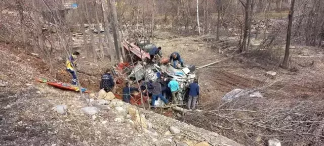 Freni boşalan vinç şarampole uçtu, sürücüsü araçta sıkıştı