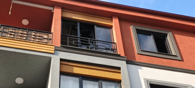 Oturduğu apartmanın müteahhidine kızıp, dairesini ateşe verdi