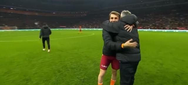 Derbinin hareketi Domenec Torrent'ten! Gecenin kahramanını omuzlarına aldı