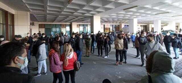 Görüntü İstanbul'dan! Vakalar 54 bini aştı, hastane önünde sonu görünmeyen kuyruk oluştu