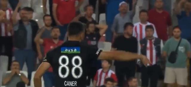 Sivassporlu futbolcudan kendi taraftarına olay hareket! Tribünler az kalsın aşağı inecekti