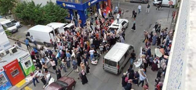 50 liraya satılan halı izdiham oluşturdu! Almak için birbirleriyle yarıştılar