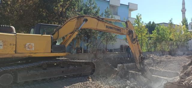 'Okul temeline altın gömüldü' iddiası yetkilileri alarma geçirdi! Kazı çalışmasına polis de katıldı