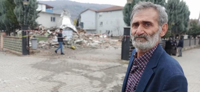 Düzce'de depremde hasar gören caminin yıkımında duygu dolu anlar yaşandı: Evim gibiydi