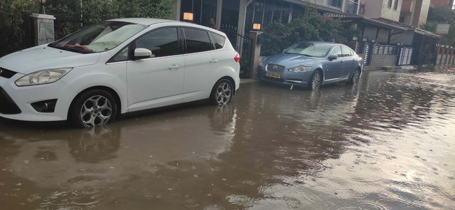 İzmir ve Kütahya'yı sağanak vurdu! Cadde ve sokaklar su altında kaldı