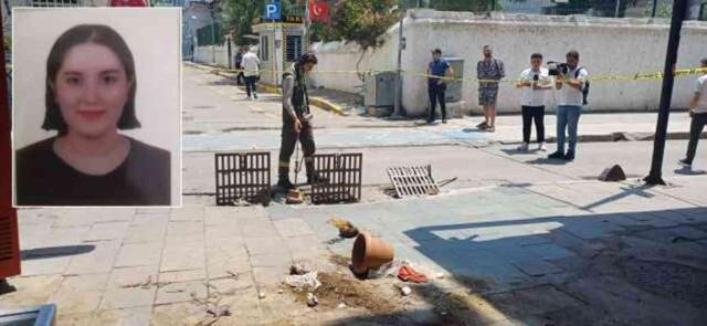 Yoldan geçen iki kişinin elektrik akımına kapılarak hayatını kaybettiği anların görüntüsü ortaya çıktı