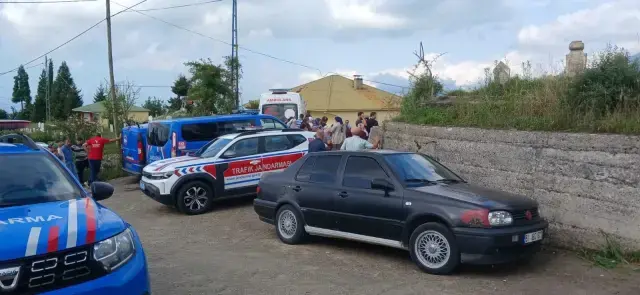 Eşini bıçaklayarak yaraladı, tüfekle öldürdü.