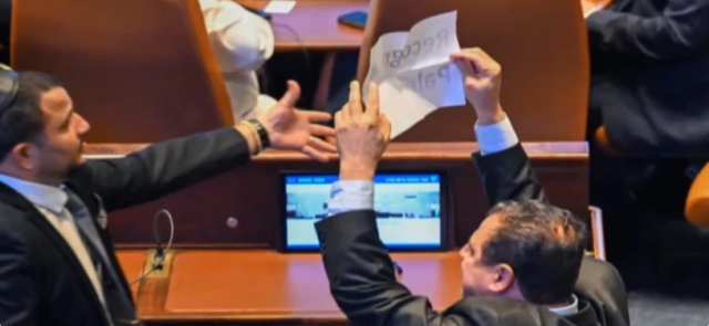 Knesset oturumunda pankartla yapılan protesto