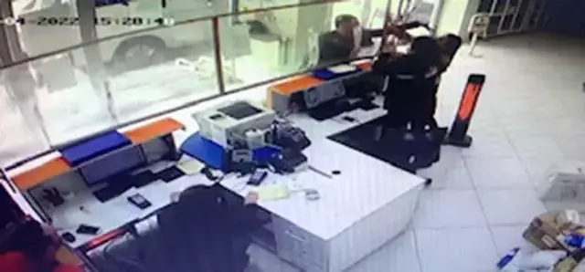 Doktor, kargo firması çalışanlarını darp etti