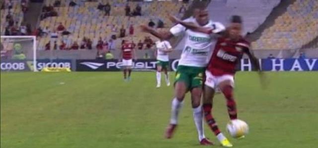 Fenerbahçe ile anlaşan Henrique sakatlandı! O anın görüntüleri herkesi korkuttu