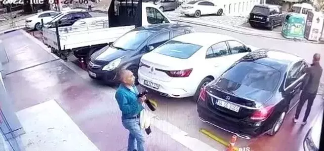 MHP'li üyeye silahlı saldırı anı kamerada! Oturup bekledi, aracına binerken tek el ateş etti