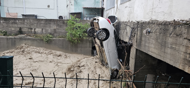 Osmaniye'de onlarca araç sel sularına kapıldı