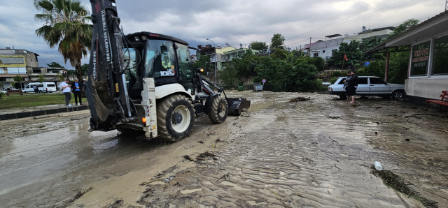 Osmaniye'de onlarca araç sel sularına kapıldı