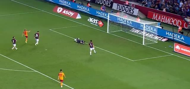 Mertens'in Trabzon maçında Galatasaray taraftarını çileden çıkardığı o an: Çıkarın şu adamı oyundan