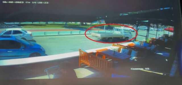 Kamyonet Ünlü Sanatçının Evinin Bahçesine Daldı