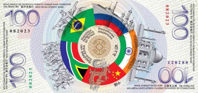 Putin'in elinde görüldü! BRICS toplantısına damga vuran banknot