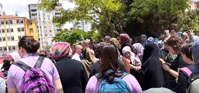 Okul kantininde skandal! Kur'an-ı Kerim sayfalarını tost kağıdı yaptılar