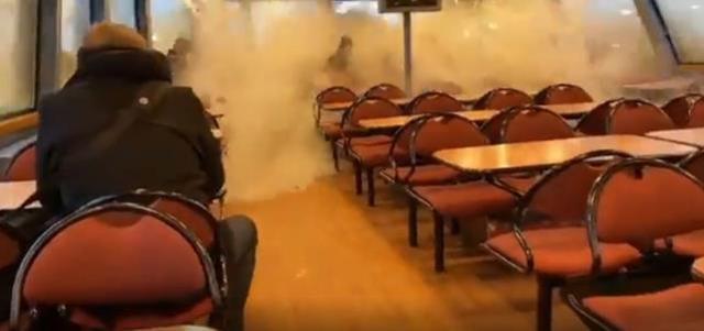 Almanya'da fırtına nedeniyle seyir halindeki feribotun camları patladı