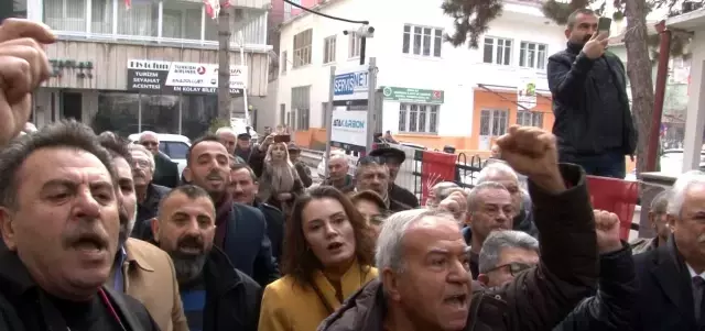 CHP'de olaylı seçim: Parti üyeleri yeni seçilen başkanı istifaya davet etti