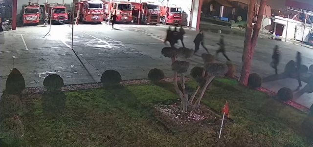 Siren çaldı, derbi yarım kaldı! İtfaiyecilerin refleksi 'Helal olsun' dedirtti