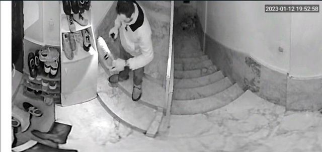 Ayakkabıları önce numarasına bakıp sonra koklayarak çaldı