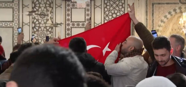 Suriyelilerin akın ettiği Emevi Camii'nde Türk bayrağı açıldı