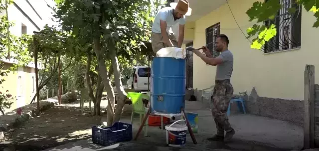 9 kilo üzümden 1 kilo pekmez elde edip, kilosunu 100 liradan satıyorlar