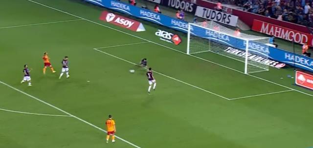 Mertens'in Trabzon maçında Galatasaray taraftarını çileden çıkardığı o an: Çıkarın şu adamı oyundan