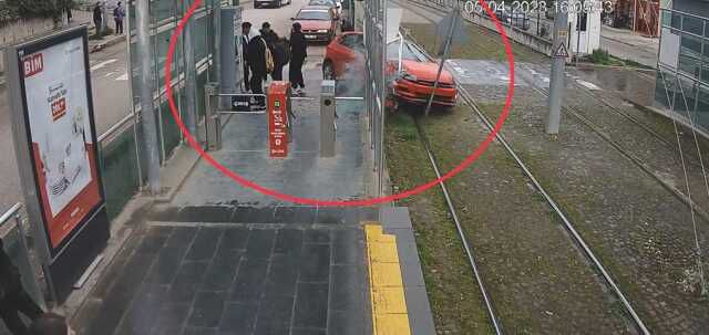 Tramvay istasyonunda ölümün teğet geçtiği anlar kamerada