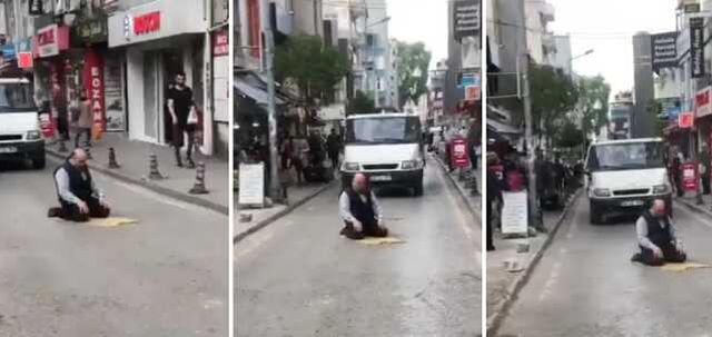 Samsun'da bir vatandaş yolun ortası seccadesini serip namaz kaldı