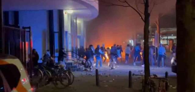 Hollanda'nın Lahey kentinde sığınmacılar ayaklandı! Polis araçlarını ateşe verdiler