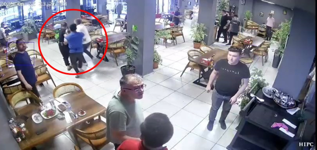 Silopi'de bıçaklanarak öldürülen kadının hastaneye götürülme anları kamerada