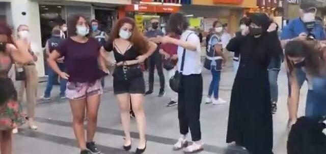 İzmir'de Taliban'ı protesto için toplanan bir grup kadın giydikleri temsili bir çarşafı çıkarıp yerlere attı