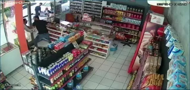 Elazığ'da akılalmaz görüntüler! Alışverişe gelen müşterilere sürekli bıçakla saldıran marketçi görenleri dehşete düşürdü