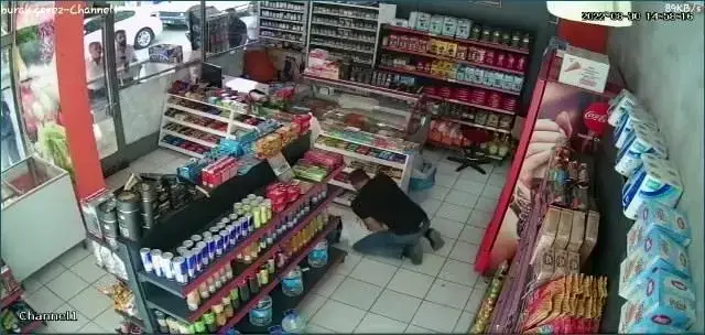 Elazığ'da akılalmaz görüntüler! Alışverişe gelen müşterilere sürekli bıçakla saldıran marketçi görenleri dehşete düşürdü