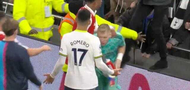 Dünyanın izlediği maçta büyük skandal! Taraftar reklam panosunun üzerine çıkıp yaptığıyla şok etti