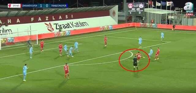 Trabzonspor maçında akıllara durgunluk veren olay! Auta giden top, kendi kendine oyun alanına geri döndü