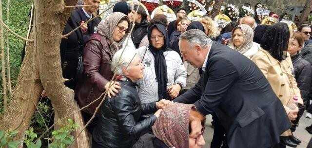 Çarptığı cam kapının kırılması sonucu yaralanan ünlü restorancı hayatını kaybetti