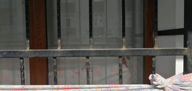 3 çocuğunun gözü önünde karısını katletti! Komşuları, perdedeki kanlı el izini çarşafla kapadı