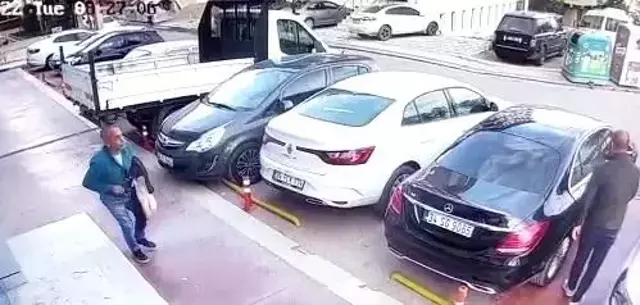 MHP'li üyeye silahlı saldırı anı kamerada! Oturup bekledi, aracına binerken tek el ateş etti