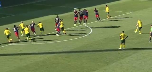 Sen ne büyük golcüsün Burak! Herkes, yeni takımıyla çıktığı ilk maçta attığı golü konuşuyor