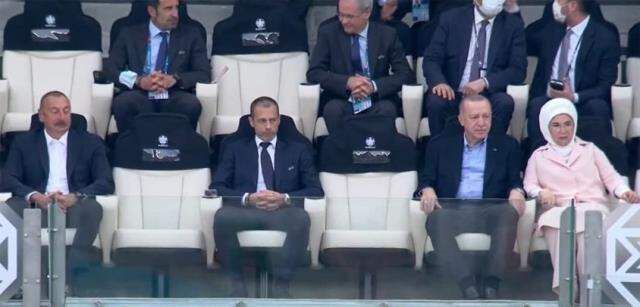 Cumhurbaşkanı Recep Tayyip Erdoğan, Milli Takım'ı Bakü'de yalnız bırakmadı