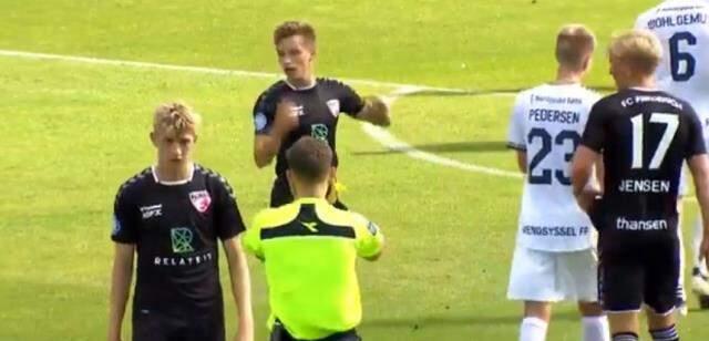 Çaldığı hatalı düdük sonrası kahroldu! Avantajı oynatmayan hakem pişmanlıktan kendini yerlere attı