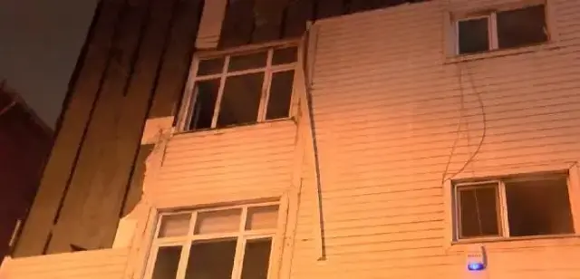 İstanbul'daki hava durumunu özetleyen fotoğraf! Binanın dış cephe kaplaması söküldü