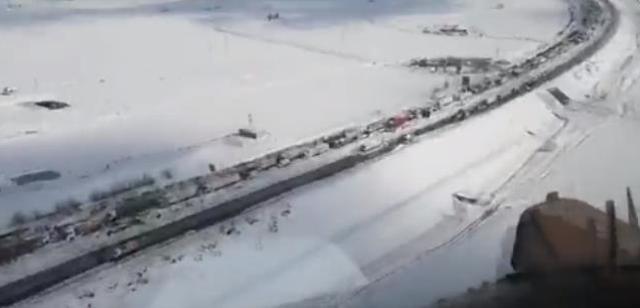 Peş peşe havalanan helikopterler Adana-Gaziantep yolunda mahsur kalan vatandaşlara kumanya ulaştırdı