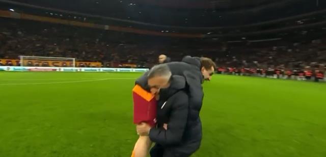 Derbinin hareketi Domenec Torrent'ten! Gecenin kahramanını omuzlarına aldı