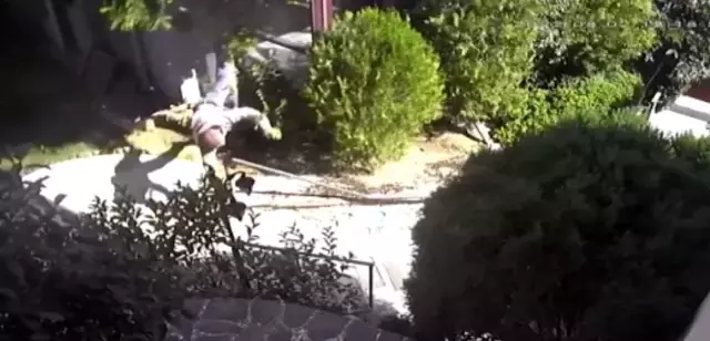 Villa inşaatından düşen işçi, demirlere ok gibi saplandı! O anlar kamerada