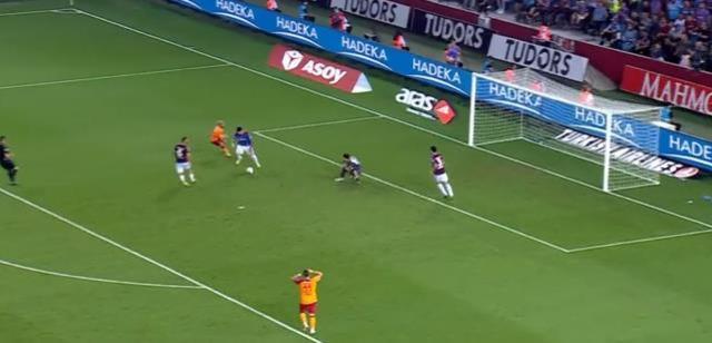 Mertens'in Trabzon maçında Galatasaray taraftarını çileden çıkardığı o an: Çıkarın şu adamı oyundan