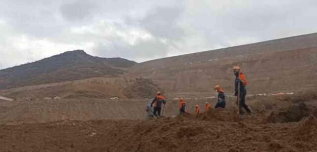 Erzincan'daki altın madeninde toprak altında kalan işçiler için zamana karşı yarış: Ekipler gece gündüz demeden çalışıyor